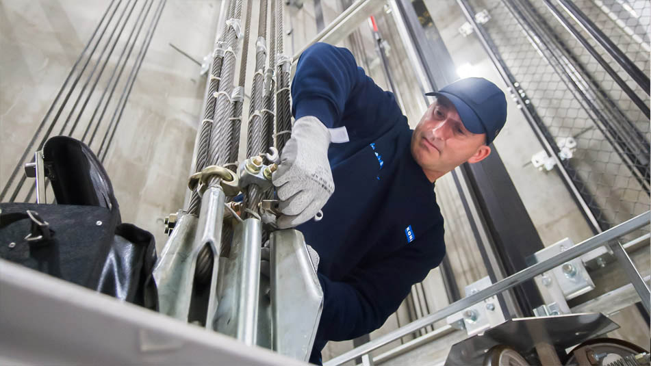 img_maintenance-technician-in-shaft-951x535