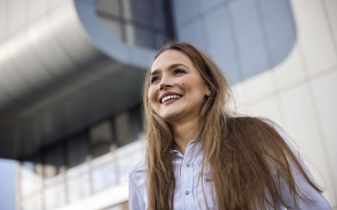 img_office-solutions-happy-businesswoman-680x425