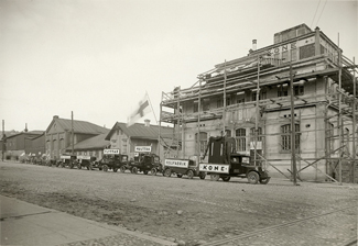 1927 - KONE vehicle with signs